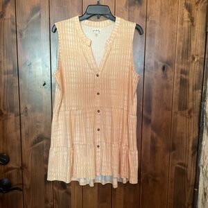 Wonderly Sleeveless Button-Down Blouse in Light Peach